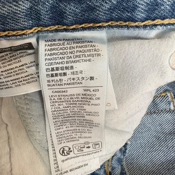 Women’s Levi’s Jeans - Picture 8 of 12